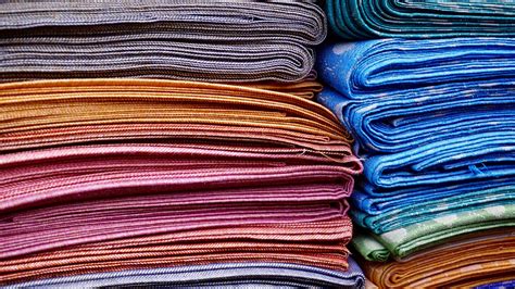 Textilien. Der Pigmentdruck auf Textilien schafft vor allem einen riesigen Spielraum an Möglichkeiten für kleine und mittlere Unternehmen sowie für den Einzelkunden. Heute sind nicht nur große Bekleidungsfirmen in der Lage, originelle Nähstoffe zu gestalten. Dank dem digitalen Textildruck bringt es jeder fertig. 