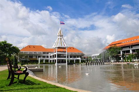 Feb 8, 2020 · Vào năm 1952, Trường đổi tên thành Thammasat University (Đại học Thammasat). Đến năm 1960, Thammasat ngưng chính sách nhập học tự do & trở thành trường Đại học đầu tiên áp dụng qui chế thi tuyển sinh đầu vào tại Thái Lan. Cuối năm 1973, trước sự thúc đẩy toàn cầu cho một ... 