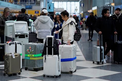 Thanksgiving travel underway in Chicagoland, O'Hare International Airport