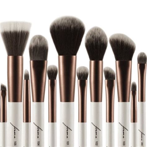 The 7 Best Vegan Makeup Brushes of 2024 - Treehugger