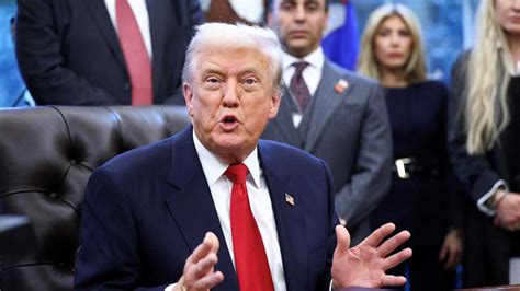 The Commander in Chief threatens air traffic controllers who refuse to return to work