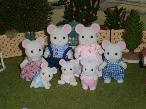 The Hawthorn White Mouse Family - Sylvanian Families