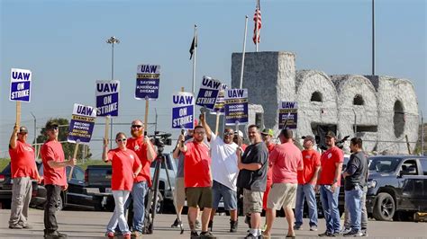 The auto workers’ strike enters its 4th week. The union president urges members to keep up the fight