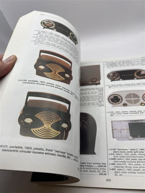 The collector s guide to antique radios identification values. - Cronus y la señora con rabo.