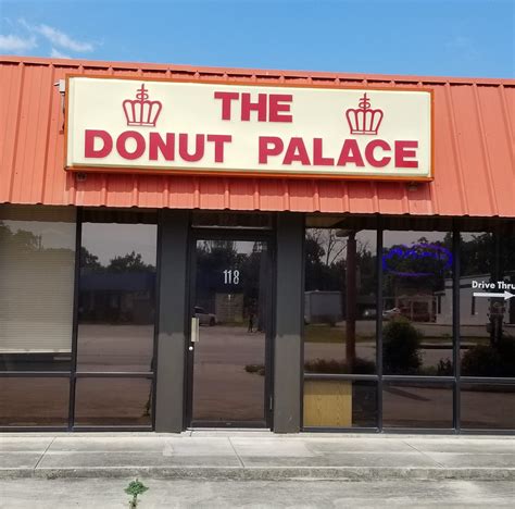 The donut palace. Nice little donut shop with a great variety of choices from various pastries, various kolaches including boudin kolaches, various breakfast tacos, and various liquid refreshments. The place was clean, the staff was friendly, the prices are reasonable, and everything we bought today was fresh and delicious. 