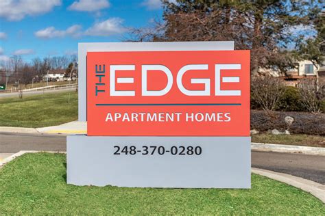 The edge at oakland. The Edge at Oakland is the first off-campus student apartments near Oakland University! The Edge is a student-friendly atmosphere including amenities such as a clubhouse, workout facility and pool.... 