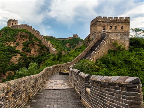 The great wall of the china. The wall that surrounds the ancient fort of Kumbhalgarh is one of the best-kept secrets in India, and perhaps the world. Protecting a massive fort that contains over 300 ancient temples, the wall ... 