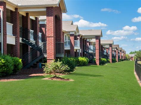 Welcome to The Greens at Tuscaloosa in Tuscaloosa, Alabama! Living in this beautifully developed apartment community provides everything you want right at home, in your own neighborhood. We are conveniently located minutes from Shelton Community College, University of Alabama, Downtown Tuscaloosa, Midtown Village and University Mall.. 