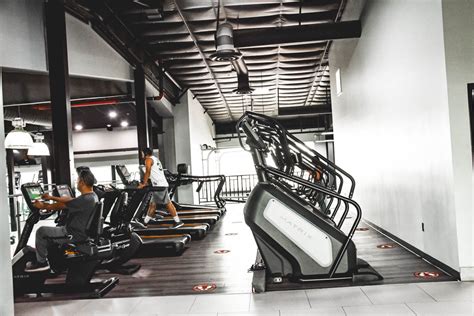 The gym legacy. We list 29 gyms with month-to-month, contract-free membership options, including their monthly fees and restrictions. Many gyms offer a month-to-month payment option. Month-to-mont... 