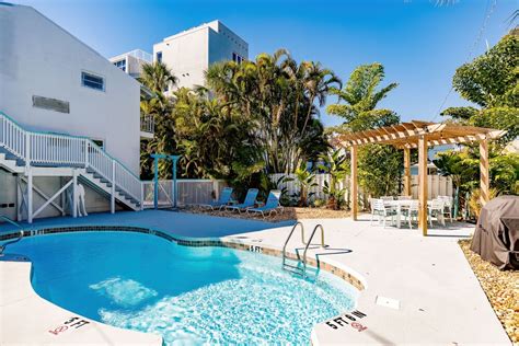 The inn on siesta key. The Inn on Siesta Key ligt in Sarasota, Florida en biedt een buitenzwembad. Er is ook gratis WiFi beschikbaar. De jachthaven van Siesta Key bevindt zich op 6 minuten rijden van de herberg. Elk appartement beschikt over een … 