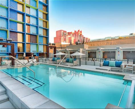 The linq pool. The LINQ Pool is an adults-only facility for guests who are 21 or older. Featuring a party-style atmosphere, there is a DJ, lounge beds, umbrellas and cabanas. The complex features two pools ... 