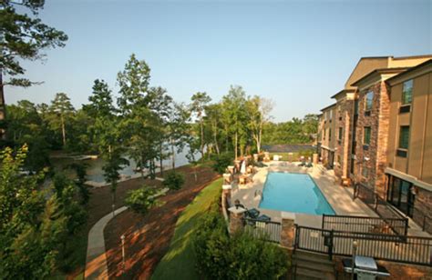 The lodge on lake oconee. Nightly, weekly, and monthly rentals on Lake Oconee. Cozy 3-bedroom, 2 bath lodge tastefully decorated with lodge look and feel. The lodge includes a boat landing a indoor and outdoor fireplace. 