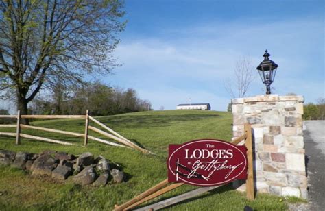 The lodges at gettysburg. The Lodges at Gettysburg is located on 62 private acres about 1.5 mi to the Gettysburg Battlefield and about 4 mi. to historic downtown Gettysburg. There are 6 miles of walking trails and a ... 