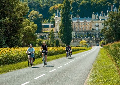 The loire touring and leisure guides. - The bhs instructors manual for teaching riding.