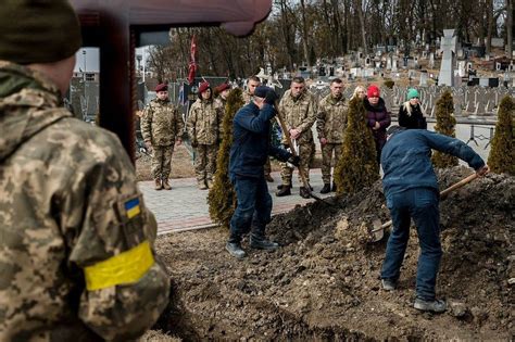 The lonely funeral of a young soldier in Ukraine - BBC News