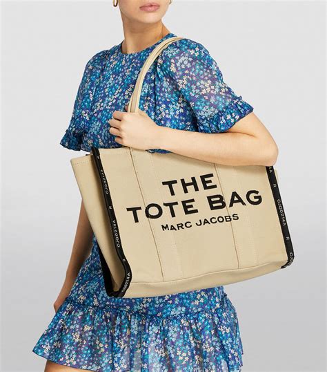 The marc. Debuting in 2019, the Marc Jacobs tote bag quickly became an icon in the luxury industry. House your everyday essentials with our iconic tote bag collection, featuring various styles seen in both new arrivals and bestsellers. There’s a designer tote bag for everyone including leather tote bags, canvas tote bags, colorblock tote bags, … 