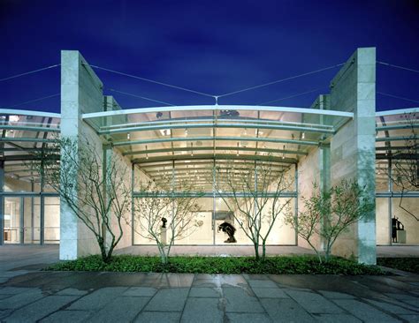 The nasher sculpture center. El Nasher Sculpture Center está situado en el corazón del pujante Distrito de las Artes en el centro de Dallas. 2001 Flora Street (Calle Flora) Dallas, Texas 75201. 214.241.5100. 