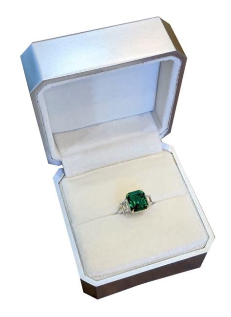The natural emerald company reviews. One beautiful transparent 3.00 carat oval shape green emerald with dimensions of 10.69 x 8.30 x 5.39 mm. It has a mixed brilliant cut, and a clarity grade of very slightly included (evaluated at eye level), intense color intensity, and an excellent polish. The origin of this emerald is Zambia. 