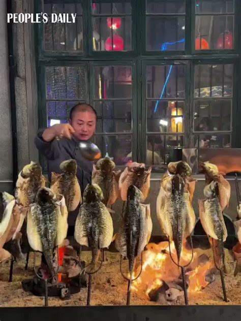 The old-style grilled fish in Changsha - YouTube