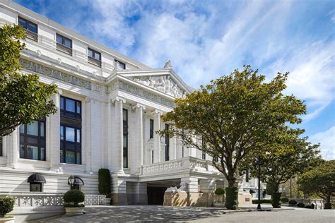 The ritz-carlton san francisco. A self-styled 'urban retreat', the Ritz-Carlton sits in the heart of San Francisco: although surrounded by Nob Hill mansions, rooms also overlook neighbouring Chinatown pagodas and Financial ... 