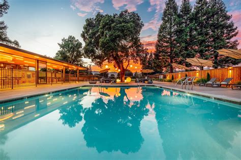  Boasting a hot tub, The Ruse Hotel is set 0.8 miles from the center of Healdsburg and offers superior-rated 3-star hotel accommodation with eleven comfortably furnished, non-smoking, air-conditioned rooms. 