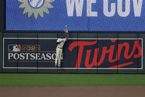 The streak is over: Twins beat Blue Jays to win first postseason game since 2004