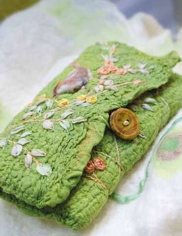 Read Online The Art Of Felting And Ribbon Embroidery By Di Van Niekerk