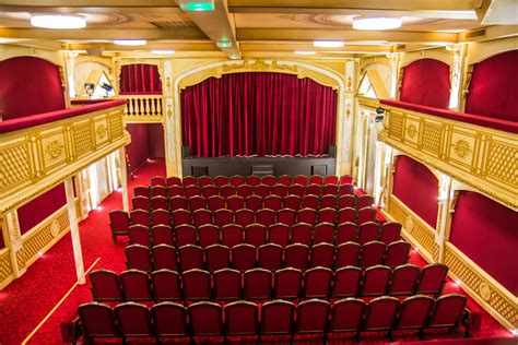 Theatre d. Théâtre des Quartiers d'Ivry. 