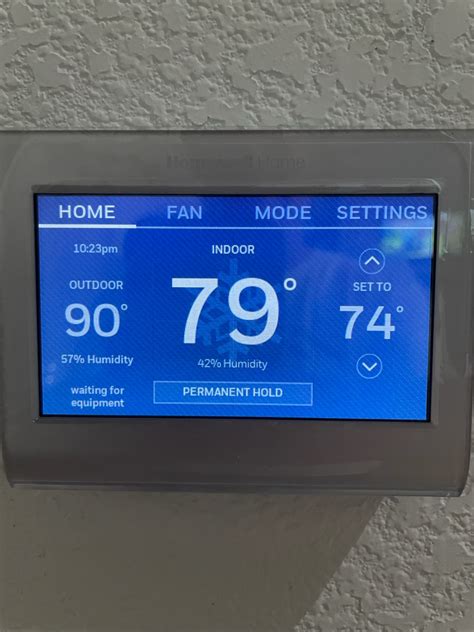 The Honeywell Home thermostat waiting for equipment message som