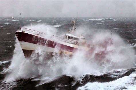 These Mesmerizing Videos of Ships Going Through Storms Will …