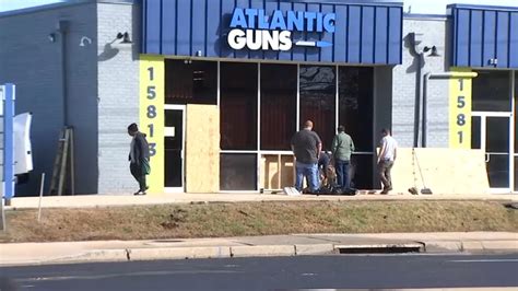 Thieves steal 98 guns from Kitsap County gun store