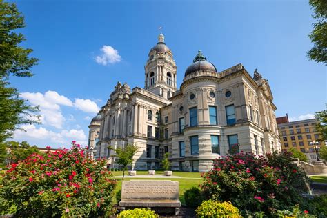 Things to do in evansville in. Maybe you have to squeeze in some email during vacation. Maybe you’re one of those much-envied digital nomads and work from anywhere you roam. Whatever your scenario, if you have t... 