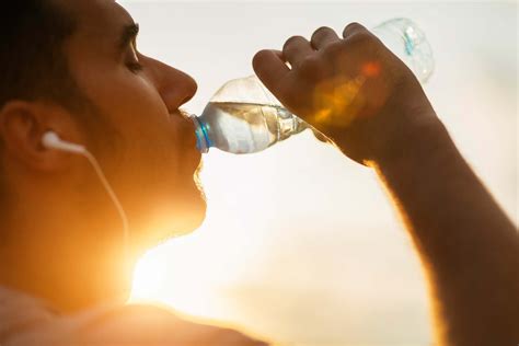 Thirsty. Dizziness, faintness or light-headedness. Headaches. Irritability. Lack of concentration. Nausea. The truth is, most people confuse thirst and hunger, often mistaking the former for the latter. Clinical studies have shown that 37% of people mistake thirst for hunger because thirst signals can be weak. 