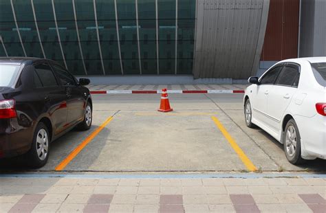 This Is How to Park a Car Between Two …