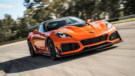 This or That: 2024 Corvette Stingray vs 2024 Corvette ZR1