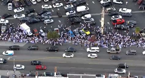 Thousands attend pro-Israel demonstration in Encino