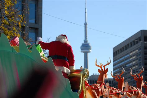 Thousands expected for Toronto Santa Claus Parade, road closures in effect
