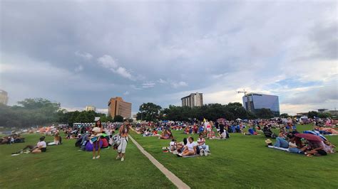 Thousands expected on Lady Bird Lake during Austin fireworks