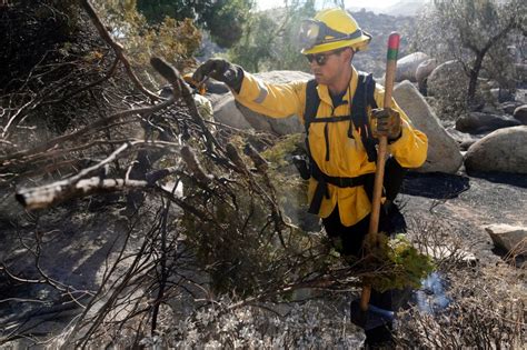 Thousands flee Santa Ana-driven wildfires in rural SoCal