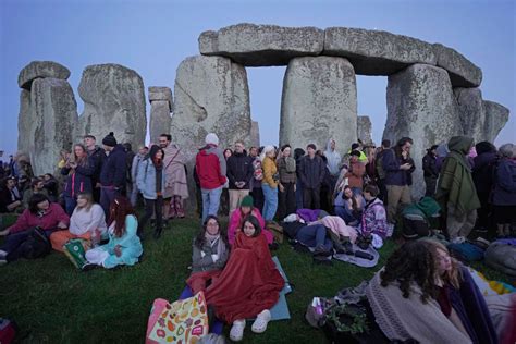Thousands gather at Stonehenge for annual ritual marking the summer solstice