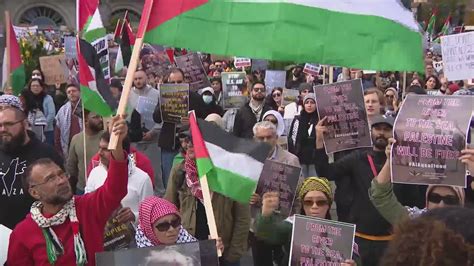 Thousands gather in the Loop in support of Palestinians amid ongoing conflict