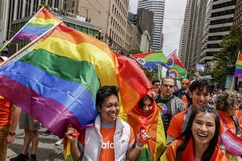 Thousands pack SF streets for Pride Parade