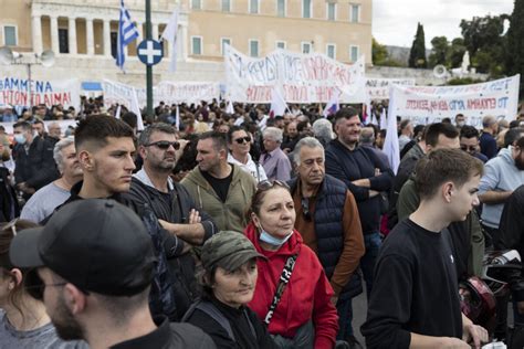 Thousands take part in new Greece protest over train crash