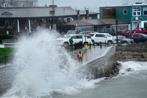 Thousands without power and 1 dead after Atlantic storm Lee pummels New England and Maritime Canada