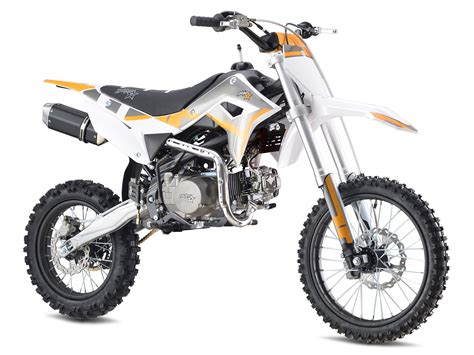 (Honda style is 2 side bolts) Therefor the seat base and REAR FENDER do not interchange with CRF110. . Thumpstar