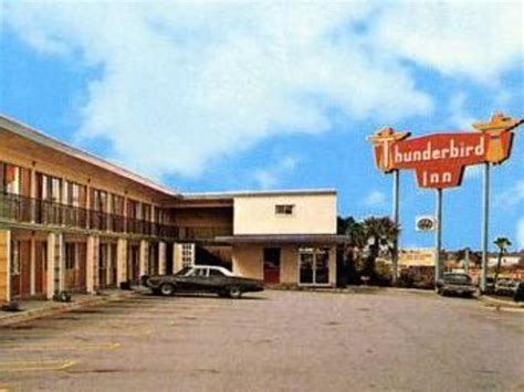 Thunderbird inn. The Thunderbird Inn is located amongst Savannah's well-known restaurants and eateries, just a brief walk from Oglethorpe Trolley Tours. It offers complimentary Wi-Fi, a 24-hour reception and an express check-in and check-out feature. 
