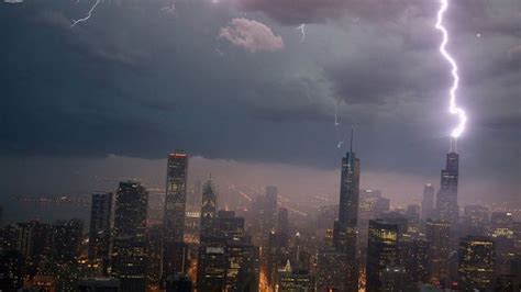 Thunderstorms blow into Chicago area