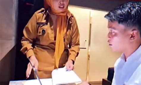 TiMuR bAhasa InGgRiS Video viral bugil & susunan kartu poker yang sexy untuk Anda nama brand terkenal Mode sport berkendara image 1