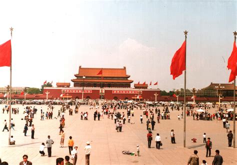 Tiananmen square wiki. Masakr na náměstí Nebeského klidu (název náměstí čínsky 天安门广场, český přepis Tchien-an-men Kuang-čchang) bylo násilné potlačení demonstrací konaných v čínském hlavním městě Pekingu mezi 15. dubnem a 4. červnem 1989. K hlavnímu zásahu armády proti lidovému povstání došlo v noci ze 3. na 4. června 1989. 