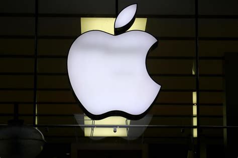 Ticker: Apple loses latest bid to avert patent dispute; Wall Street bounces back